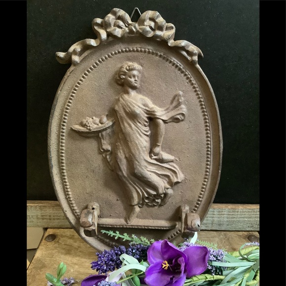 Cast Iron 2 Hook Wall Plaque-European Lady #2 - Picture 2 of 12